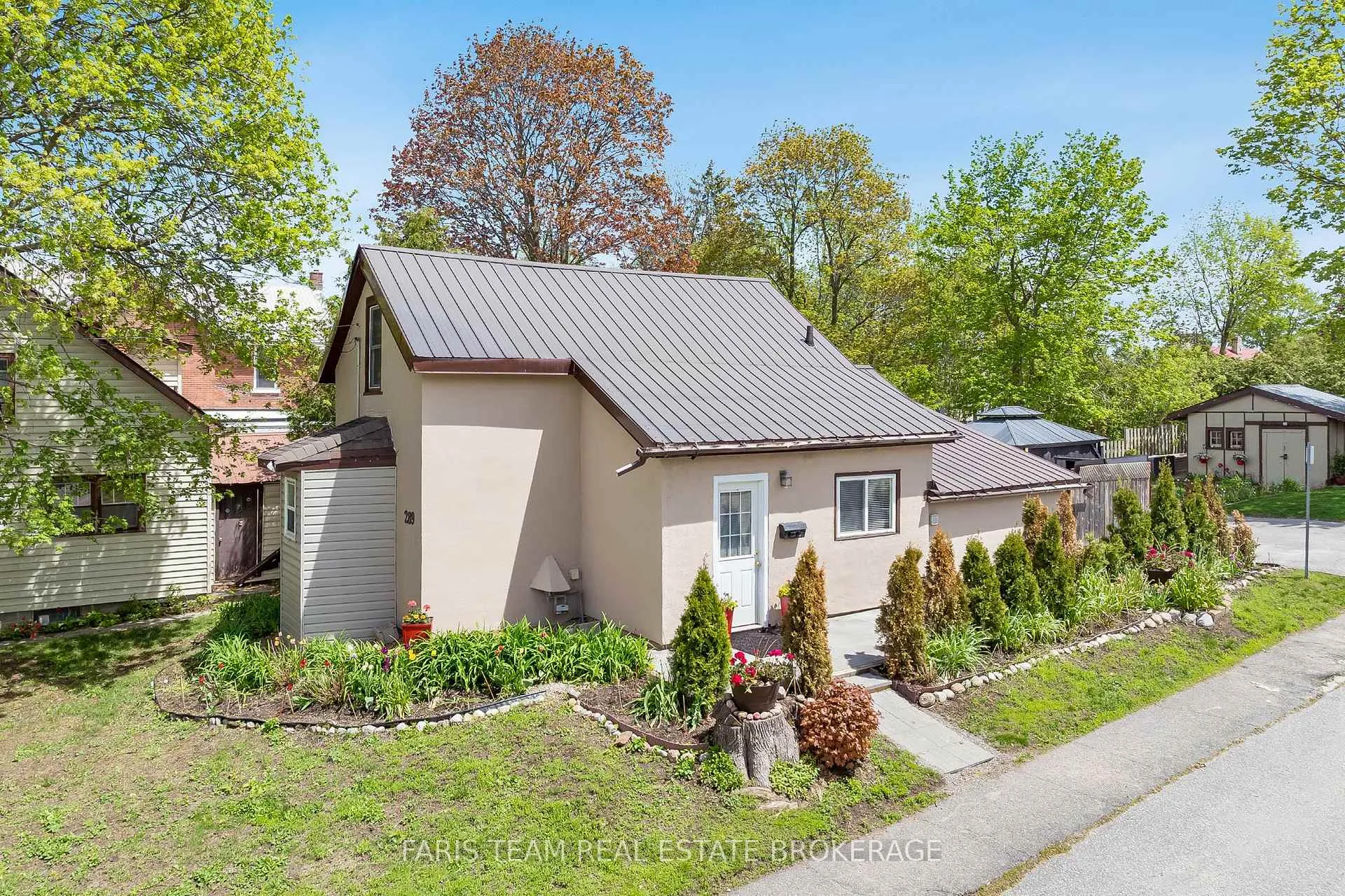 Front of 289 Mississaga Street W