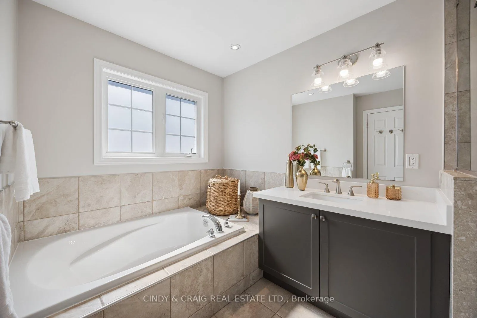 Photo 15 of 54 Arthur Trewin Street, Clarington, Courtice — HOMEH