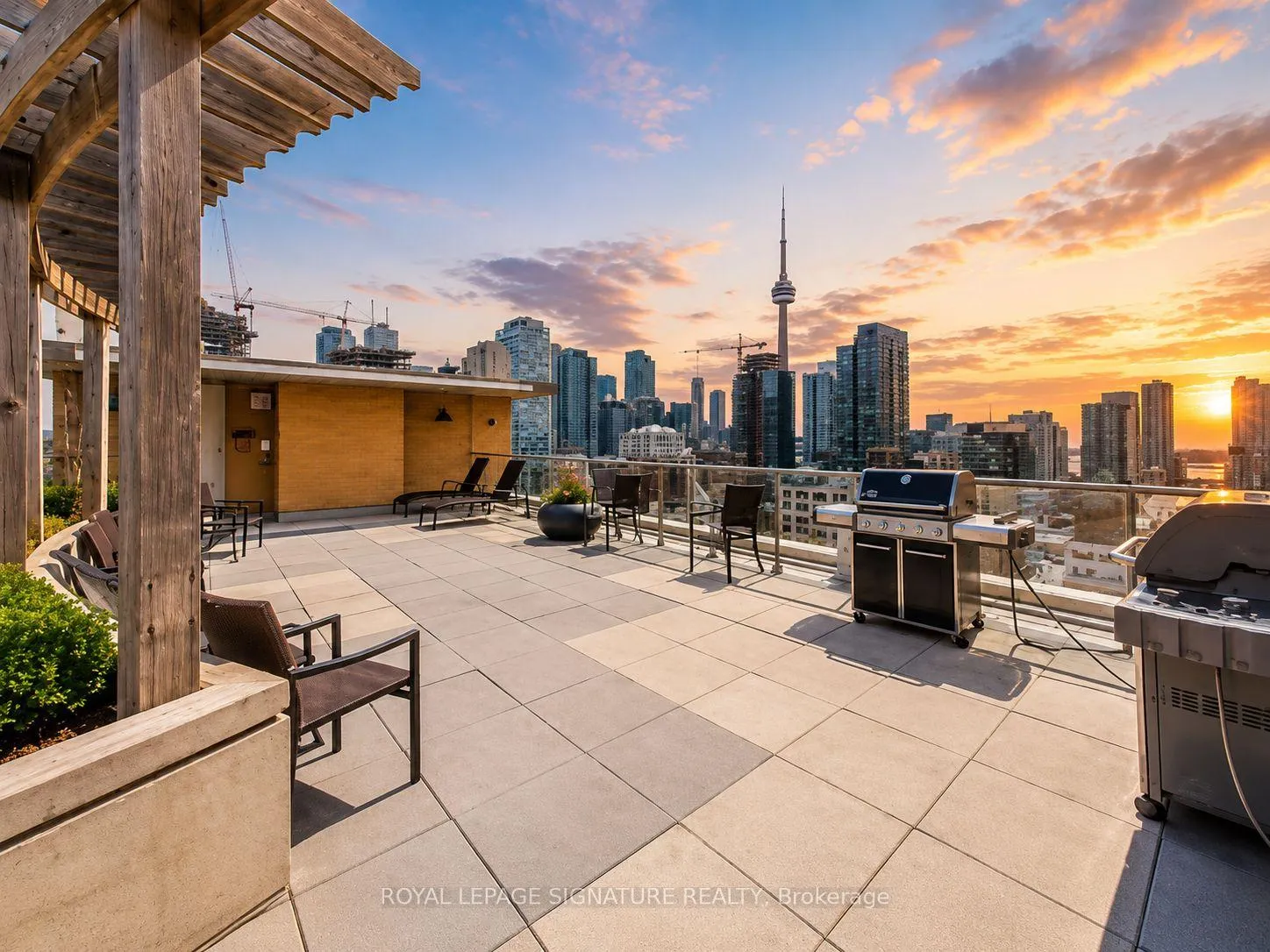 Front of Unit 907, 438 Richmond Street W