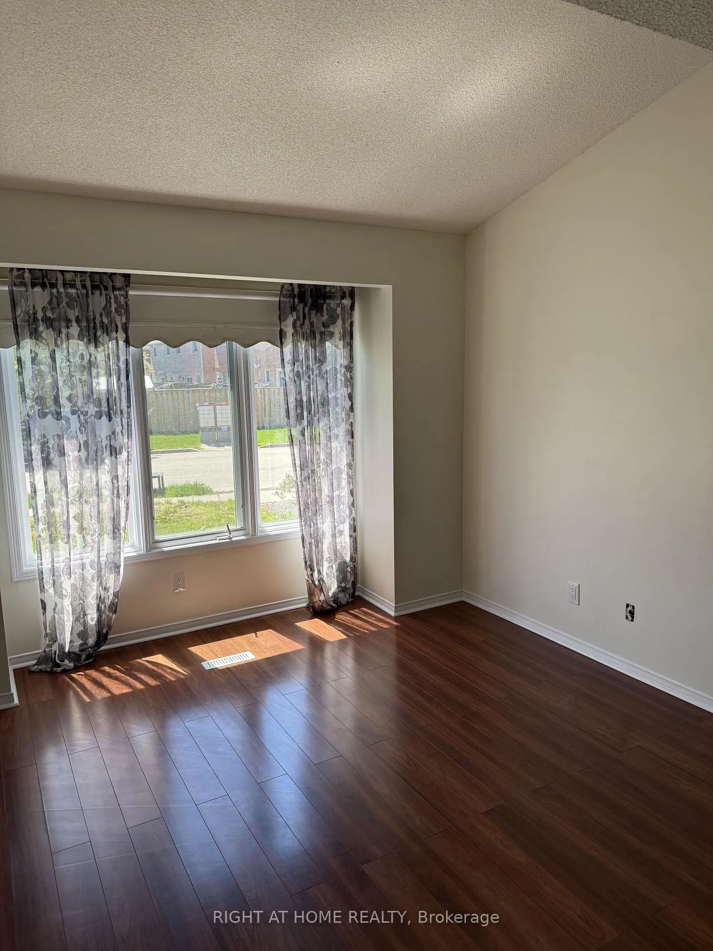 Photo 6 of 1566 Arcadia Square, Pickering, Amberlea — HOMEH