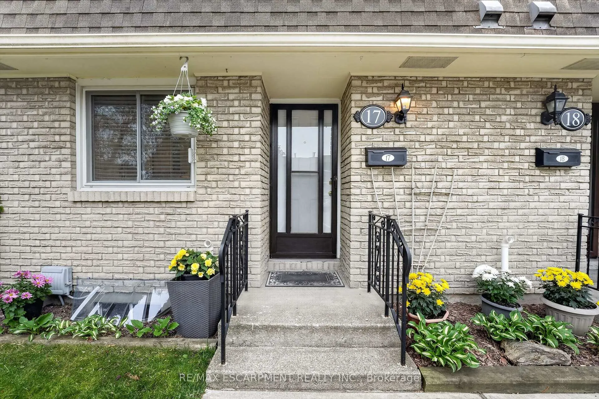 Photo 3 of Unit 17, 50 Lakeshore Road, St. Catharines, Lakeport — HOMEH