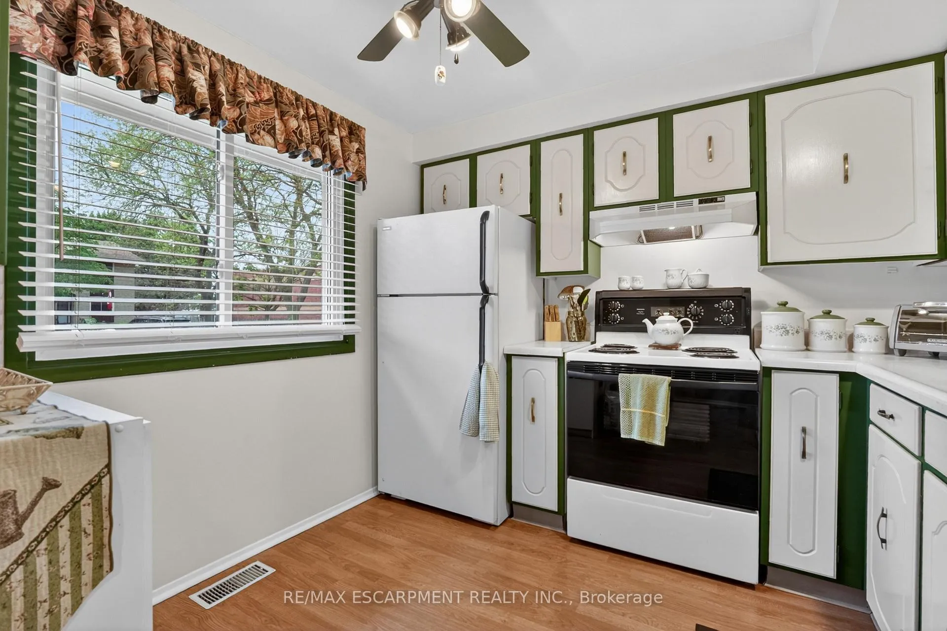 Photo 4 of Unit 17, 50 Lakeshore Road, St. Catharines, Lakeport — HOMEH