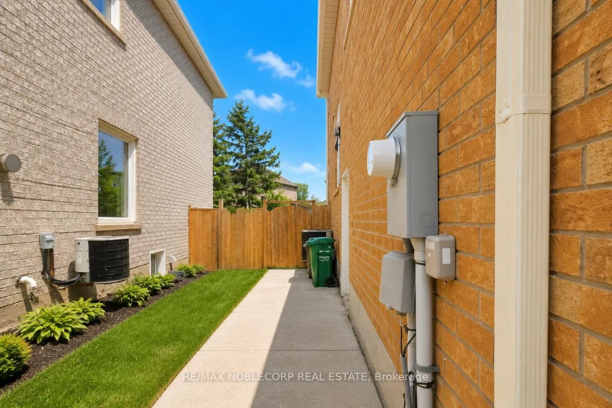 Photo 3 of 62 Pavin Crescent, Caledon, Bolton East — HOMEH