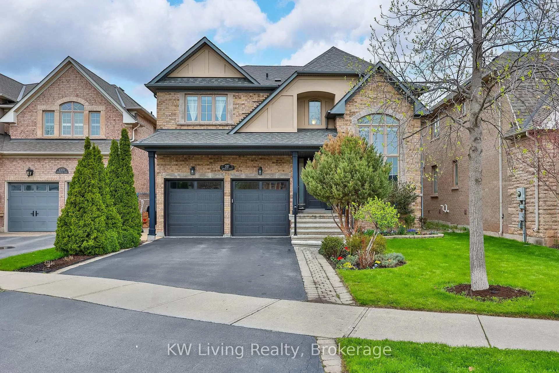 Photo 2 of 2327 Gladacres Lane E, Oakville, Westmount — HOMEH