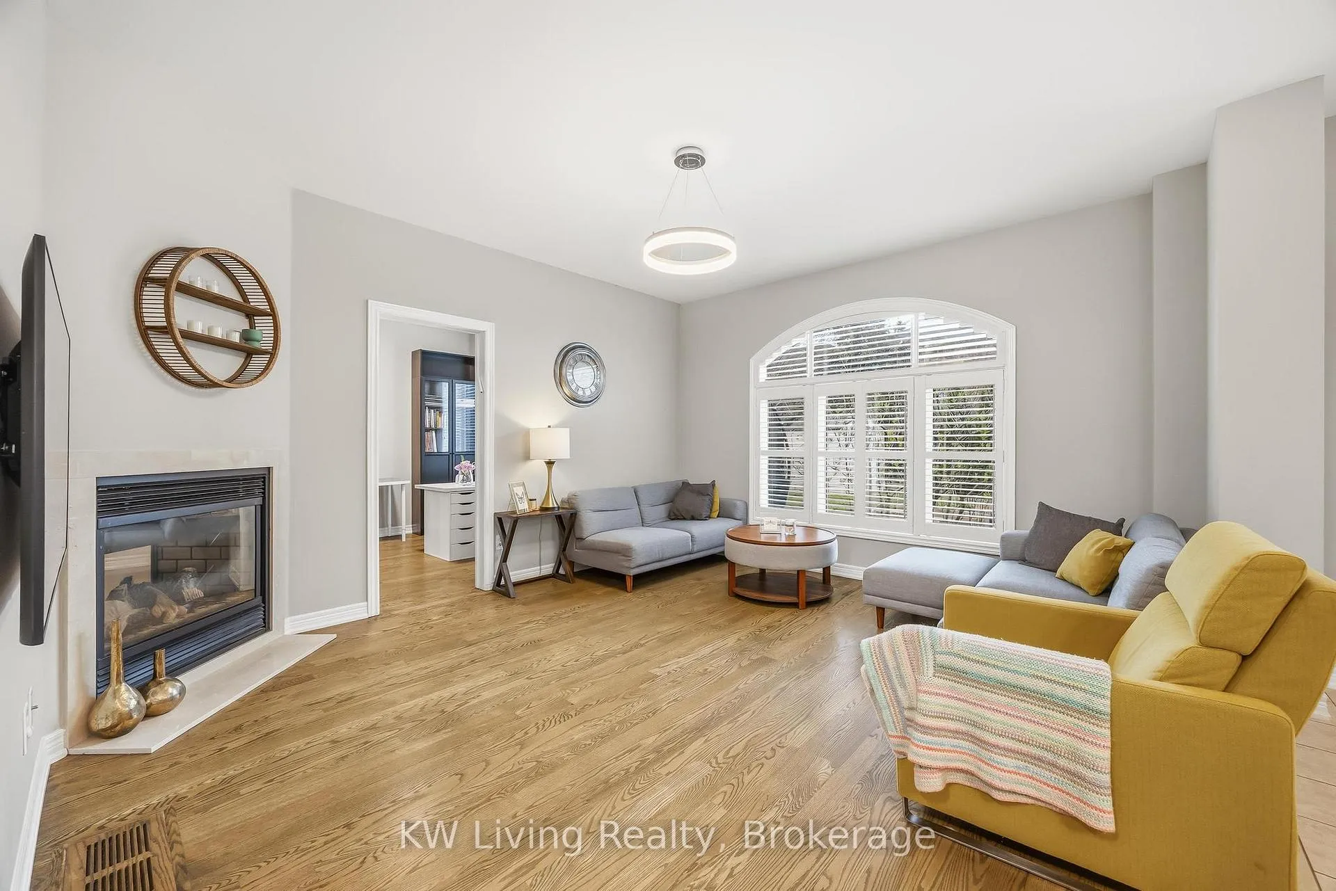 Photo 7 of 2327 Gladacres Lane E, Oakville, Westmount — HOMEH