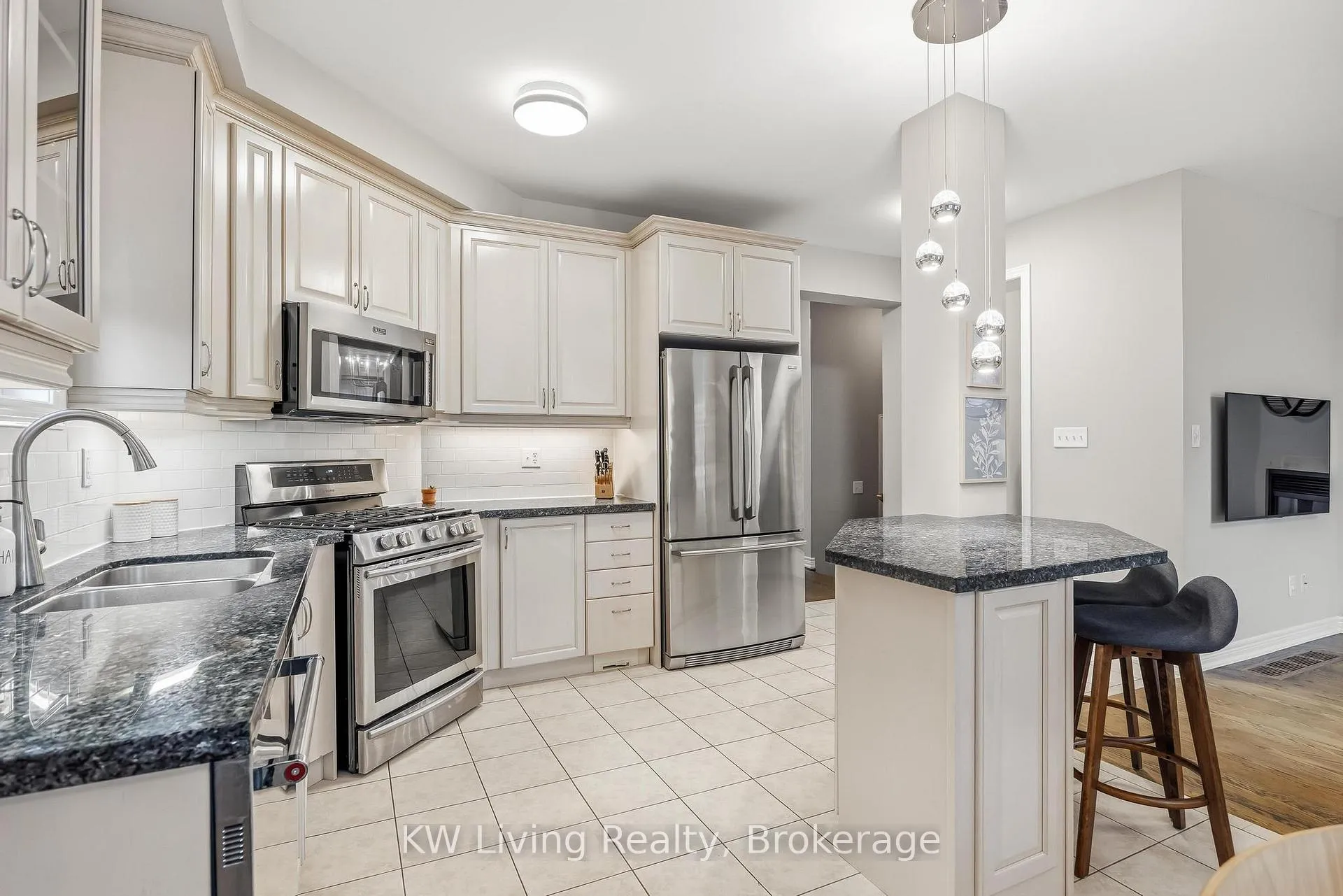 Photo 12 of 2327 Gladacres Lane E, Oakville, Westmount — HOMEH