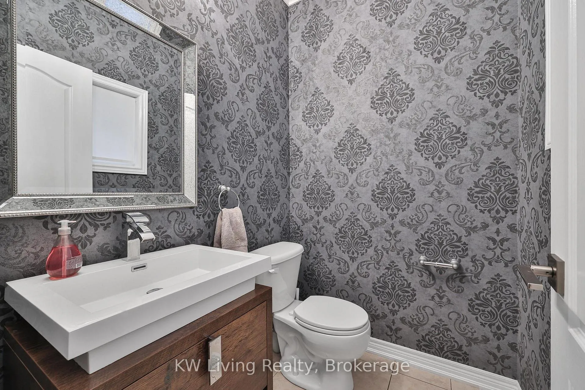 Photo 18 of 2327 Gladacres Lane E, Oakville, Westmount — HOMEH