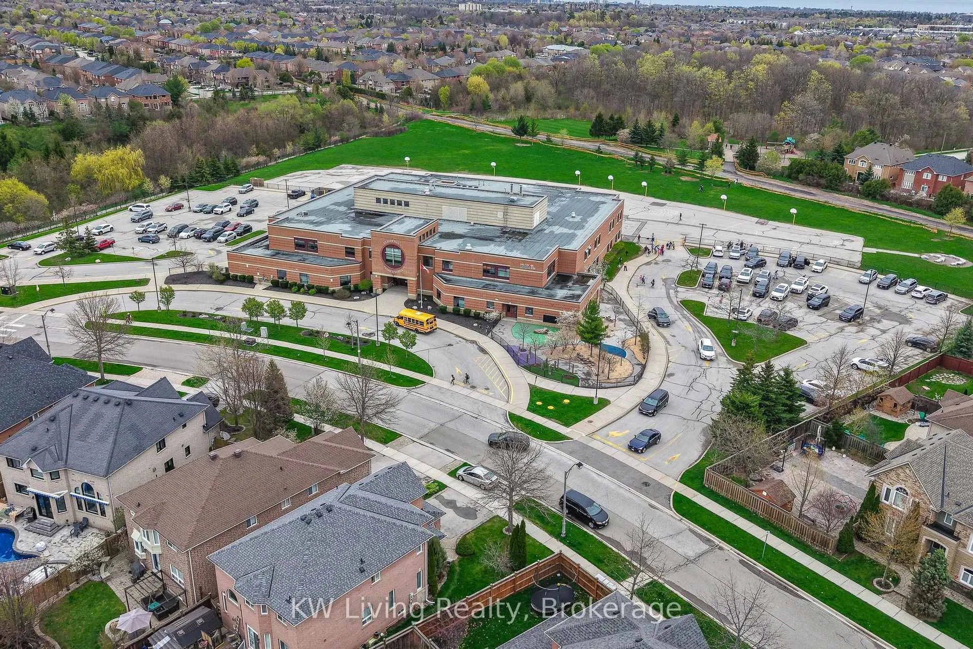 Photo 41 of 2327 Gladacres Lane E, Oakville, Westmount — HOMEH