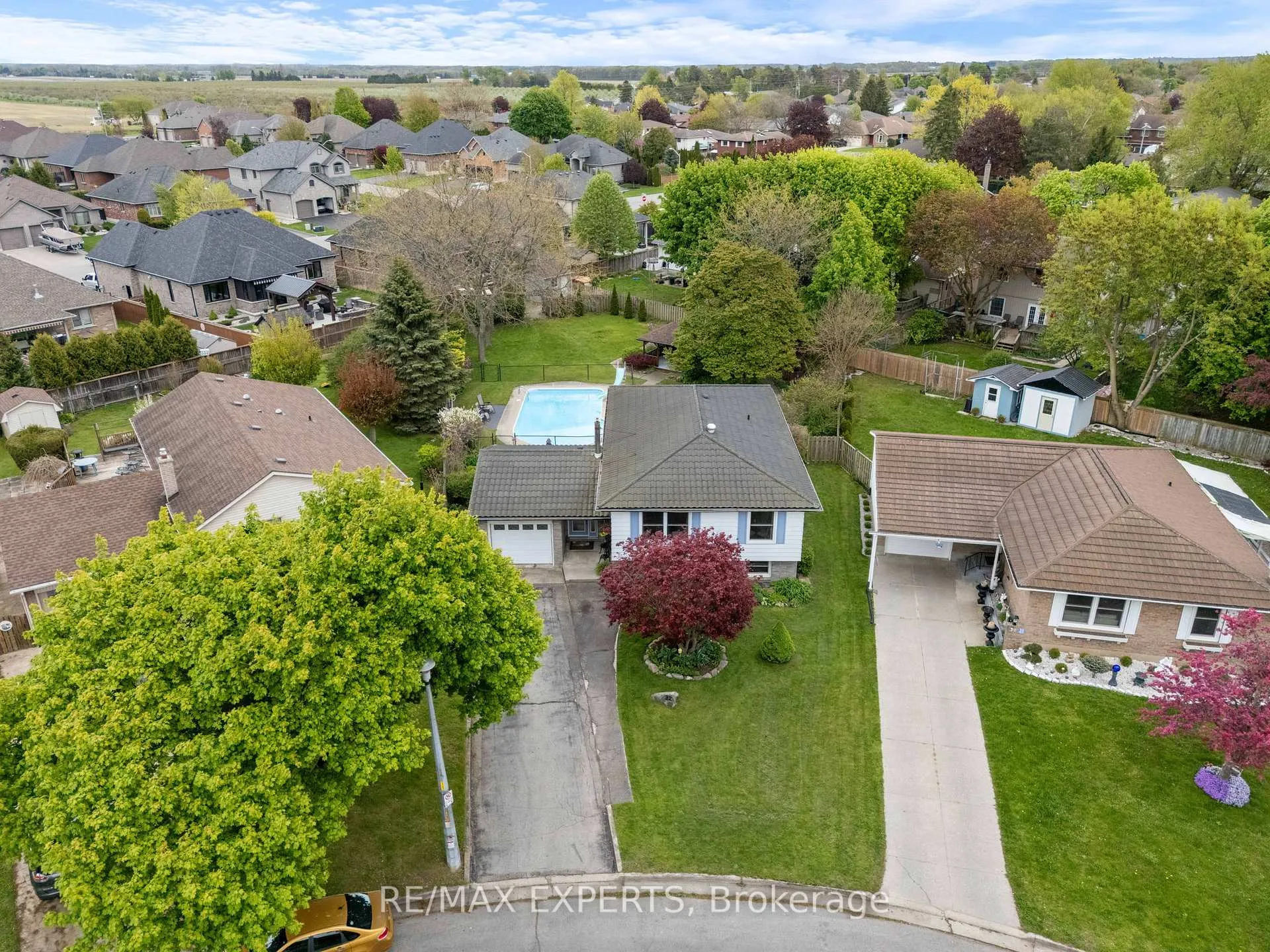 Photo 2 of 32 Crestlynn Crescent, Norfolk, Simcoe — HOMEH