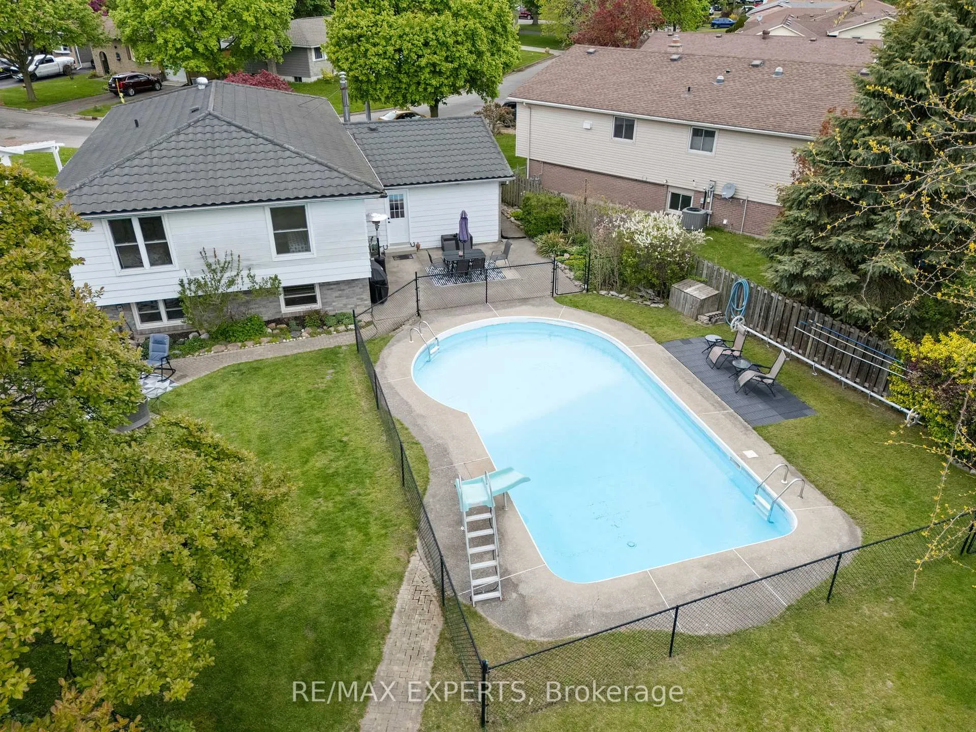 Photo 3 of 32 Crestlynn Crescent, Norfolk, Simcoe — HOMEH
