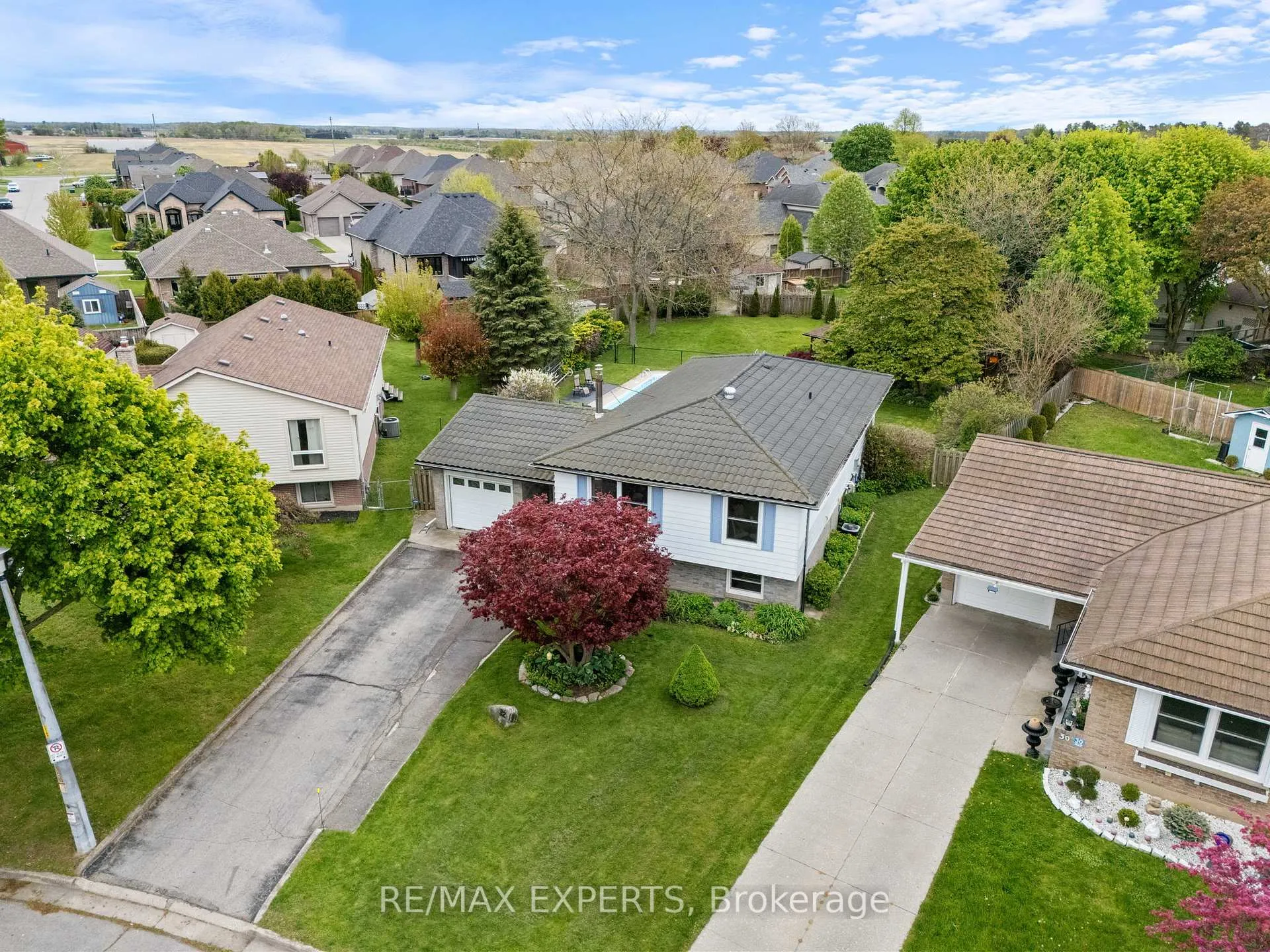 Photo 4 of 32 Crestlynn Crescent, Norfolk, Simcoe — HOMEH