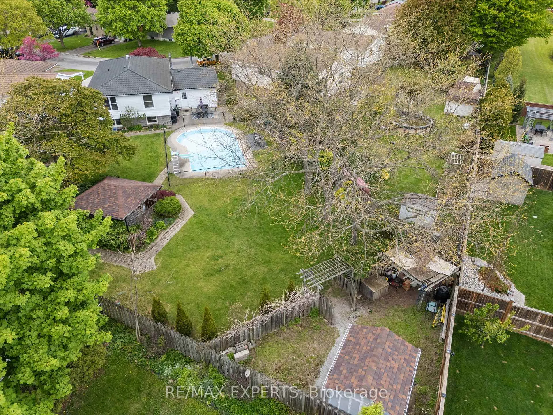 Photo 6 of 32 Crestlynn Crescent, Norfolk, Simcoe — HOMEH
