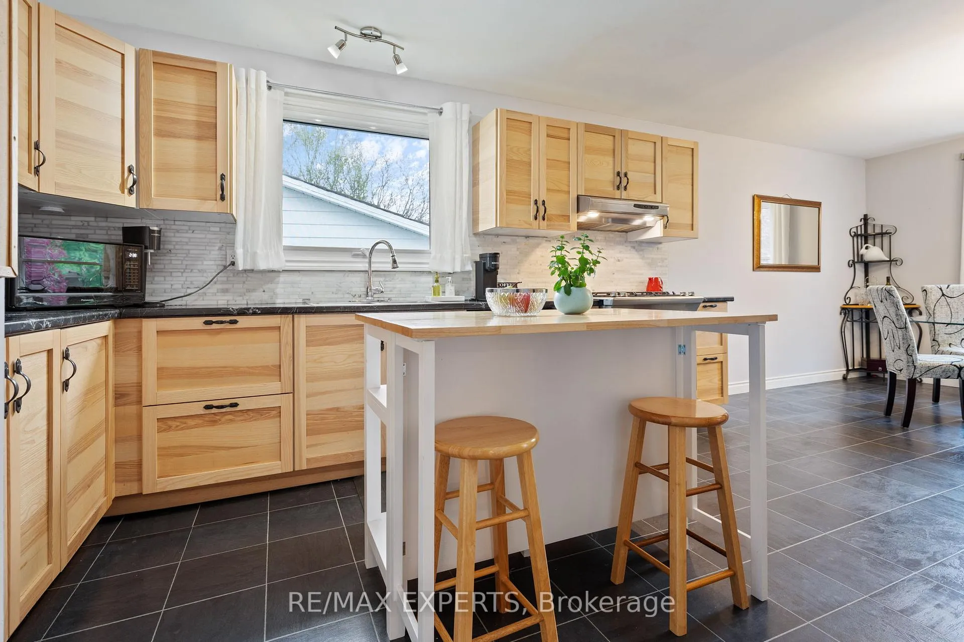 Photo 16 of 32 Crestlynn Crescent, Norfolk, Simcoe — HOMEH