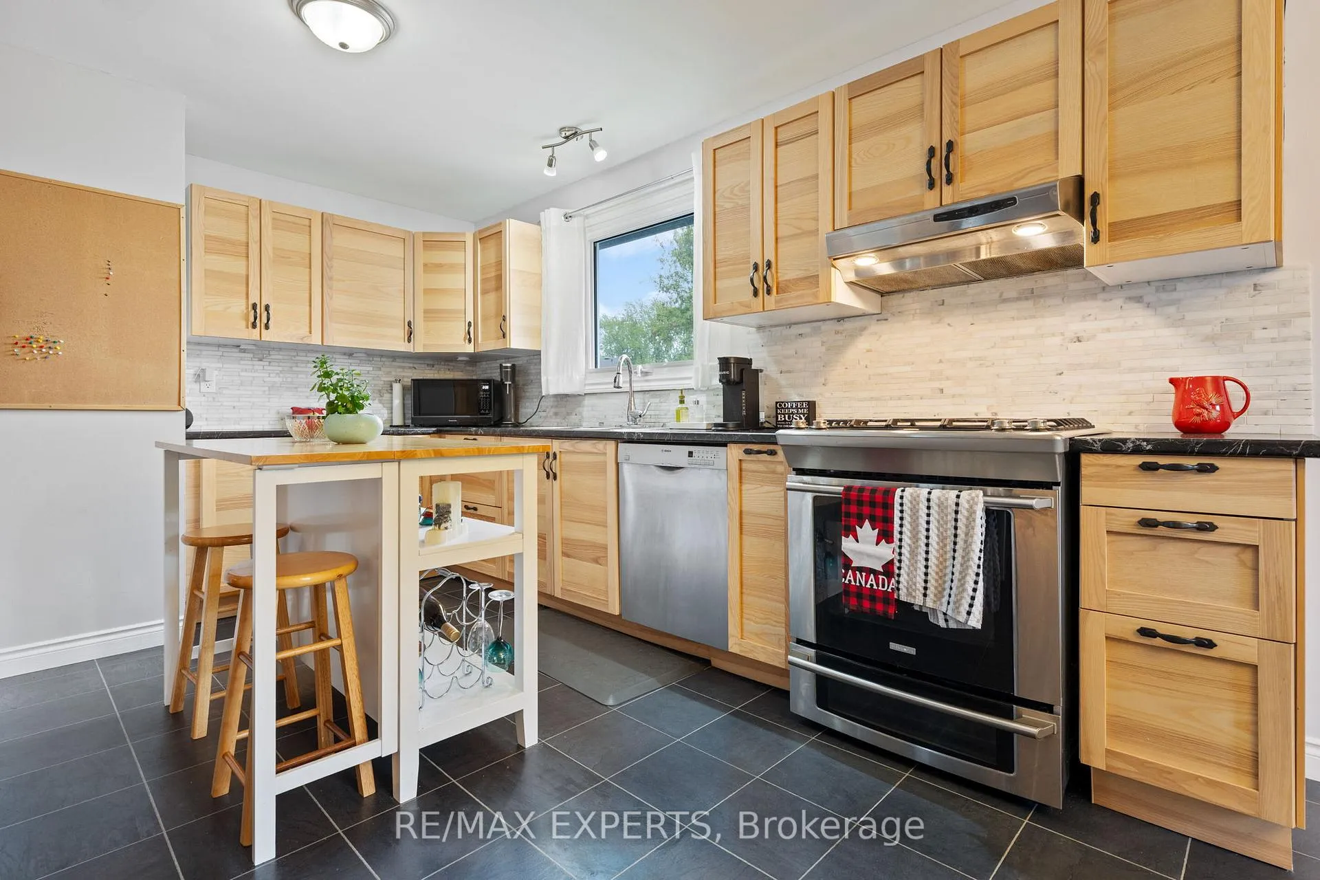 Photo 17 of 32 Crestlynn Crescent, Norfolk, Simcoe — HOMEH