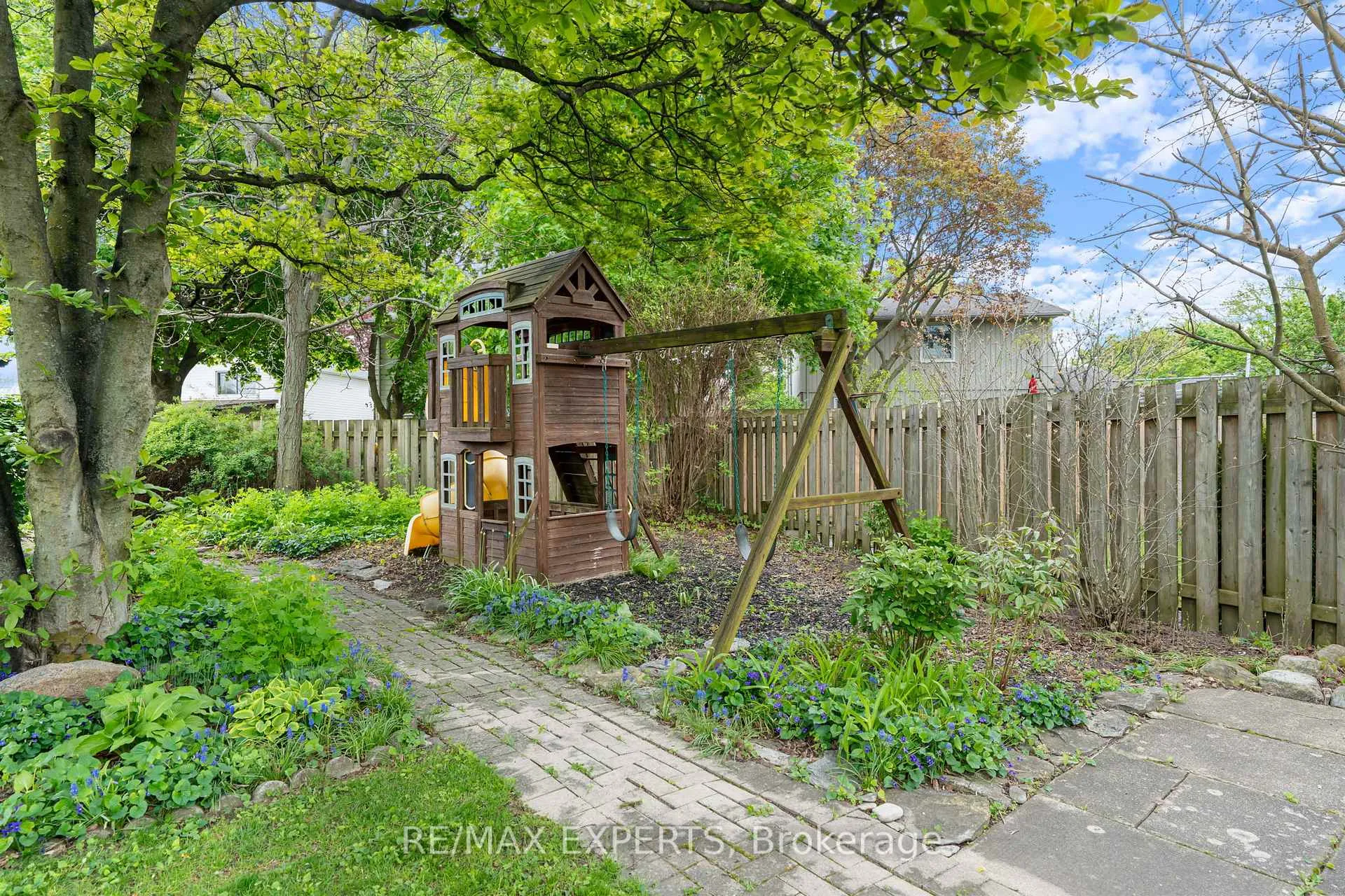 Photo 36 of 32 Crestlynn Crescent, Norfolk, Simcoe — HOMEH
