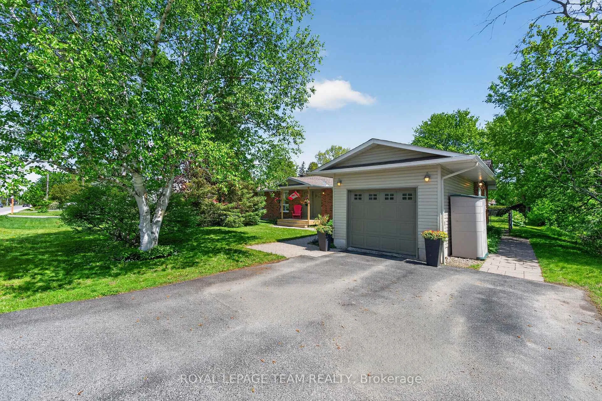 Photo 2 of 46 Fortune Street, Ottawa, Richmond — HOMEH