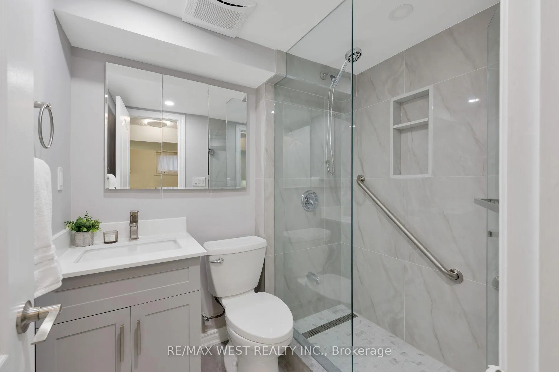 Photo 35 of 311 St Clair Avenue E, Toronto, Rosedale-Moore Park — HOMEH
