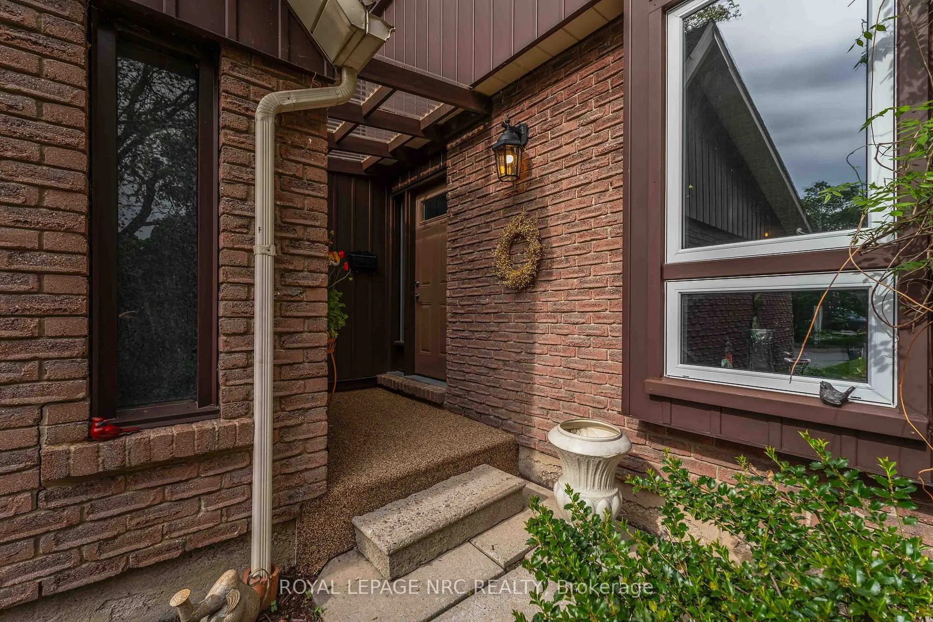 Photo 3 of Unit 40, 122 Lakeshore Road, St. Catharines, Lakeport — HOMEH