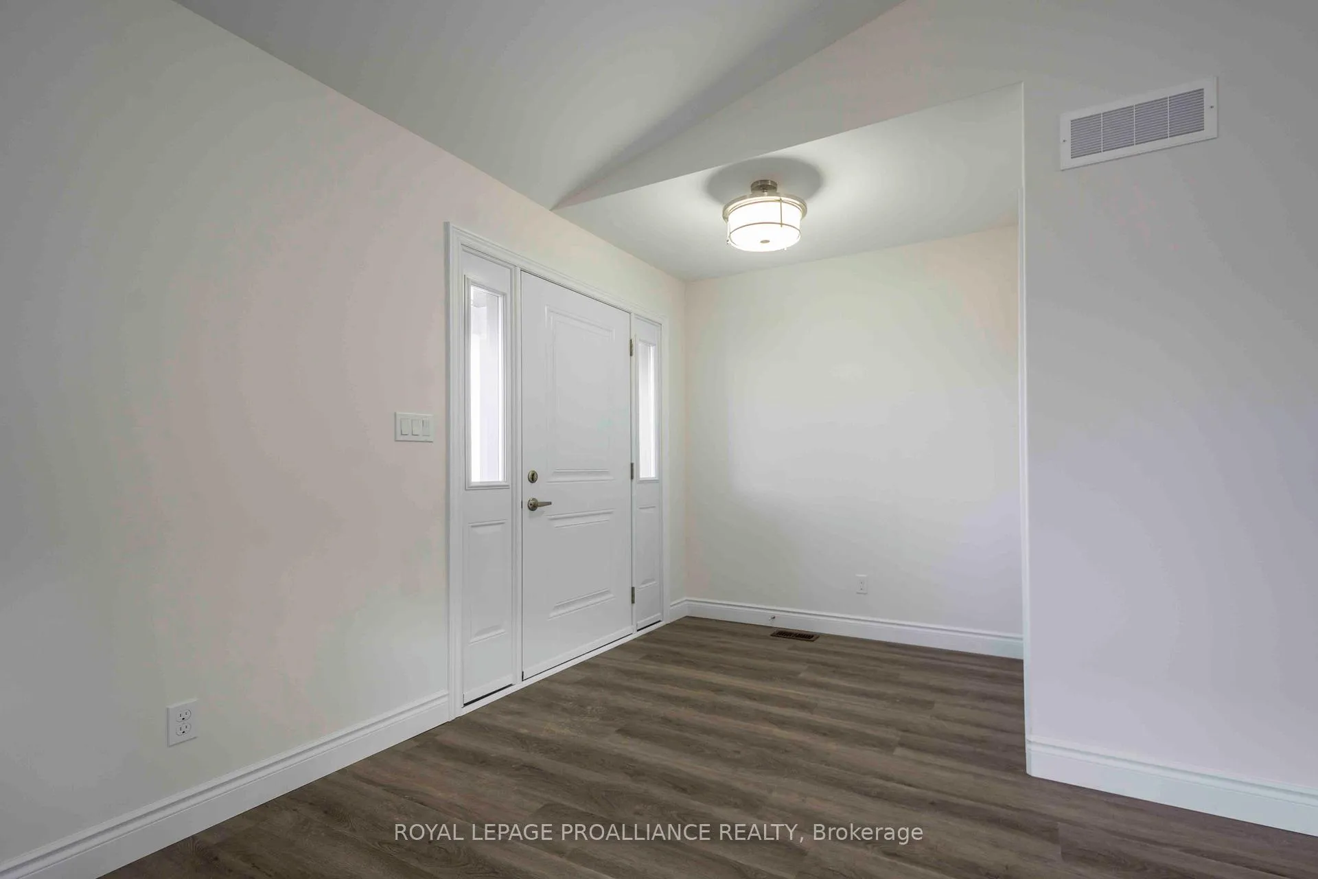 Photo 3 of 110 Farrington Crescent, Prince Edward County, Picton Ward — HOMEH