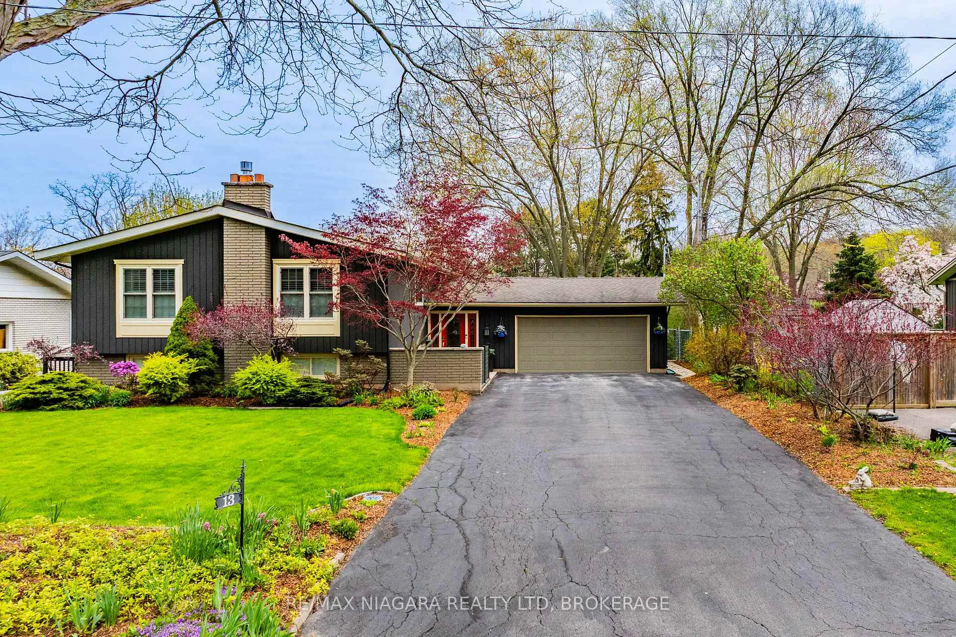 Photo 2 of 13 Rusholme Crescent, St. Catharines, Glendale/Glenridge — HOMEH