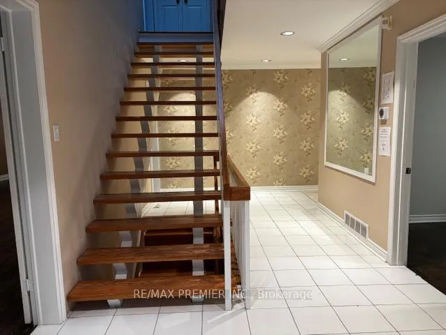 Photo 2 of 66 Laureleaf Road, Markham, Bayview Glen — HOMEH
