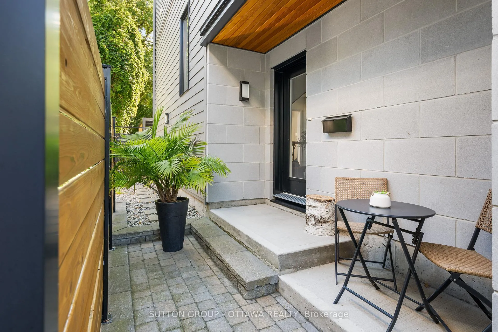 Photo 3 of 1127 North River Road, Ottawa, Overbrook — HOMEH
