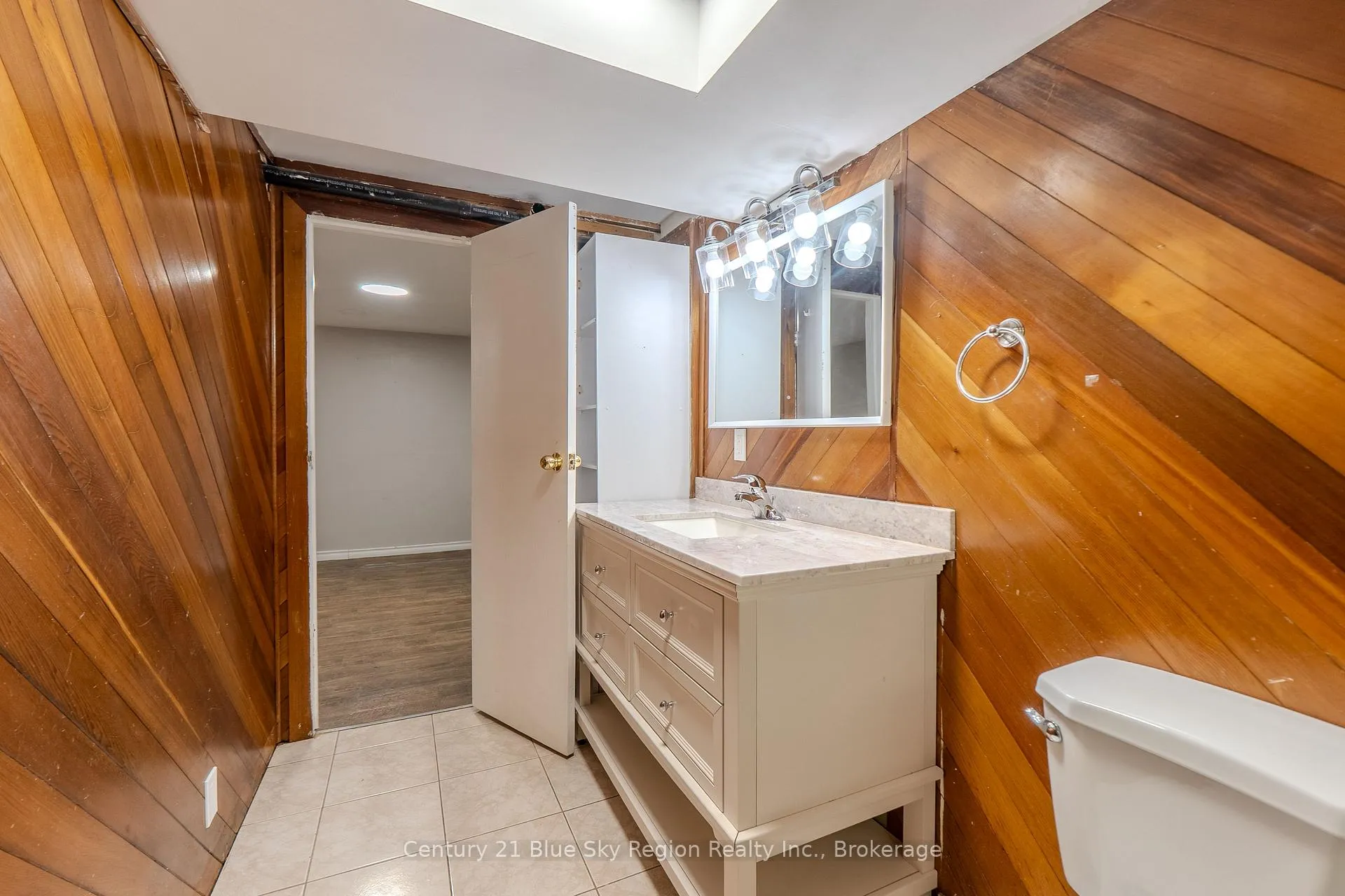 Photo 10 of 862 Lakeshore Drive, North Bay, Ferris — HOMEH