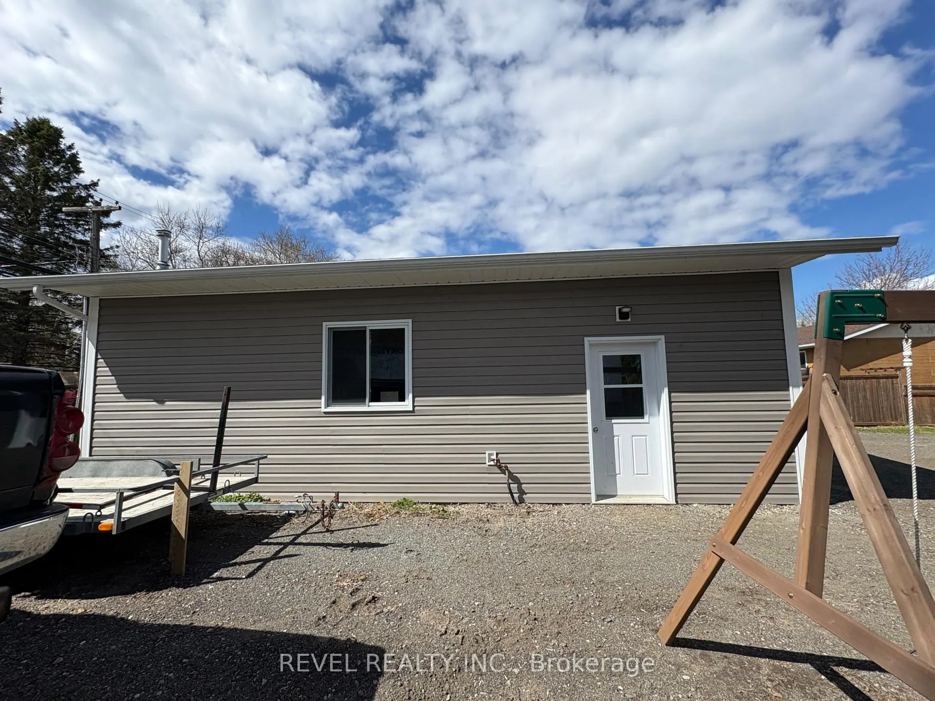 Photo 3 of 241 Sixth Avenue, Cochrane — HOMEH