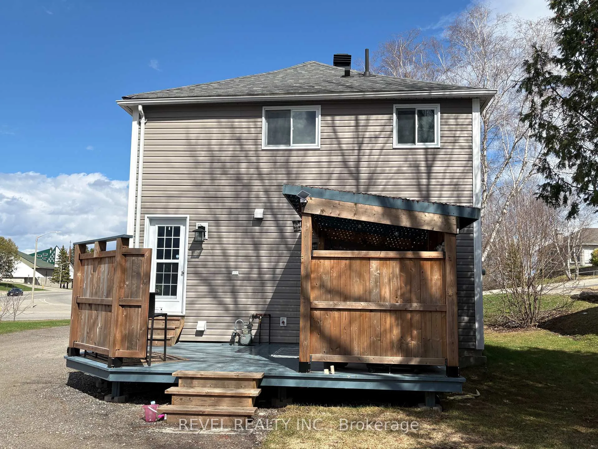 Photo 4 of 241 Sixth Avenue, Cochrane — HOMEH