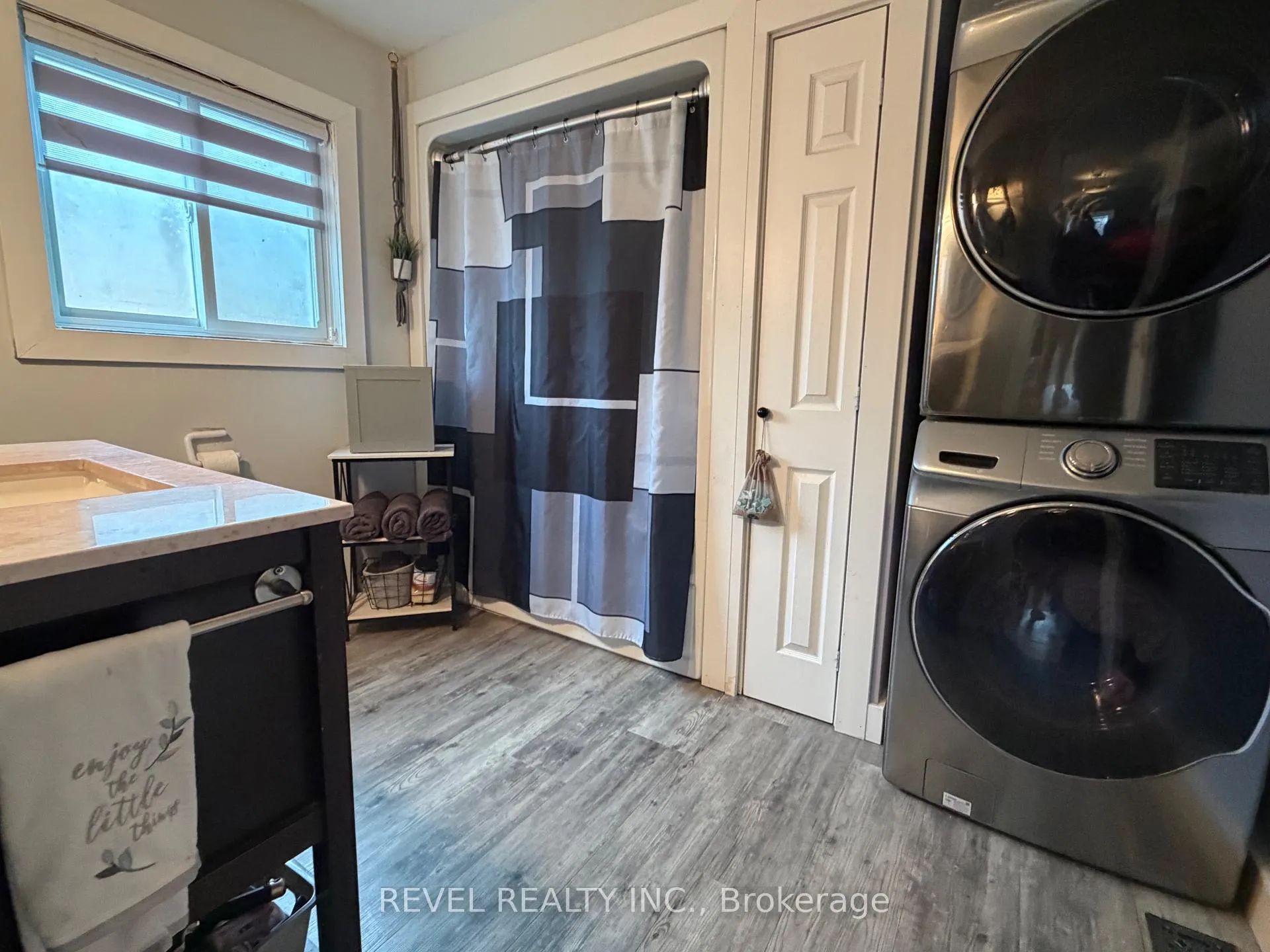 Photo 10 of 241 Sixth Avenue, Cochrane — HOMEH