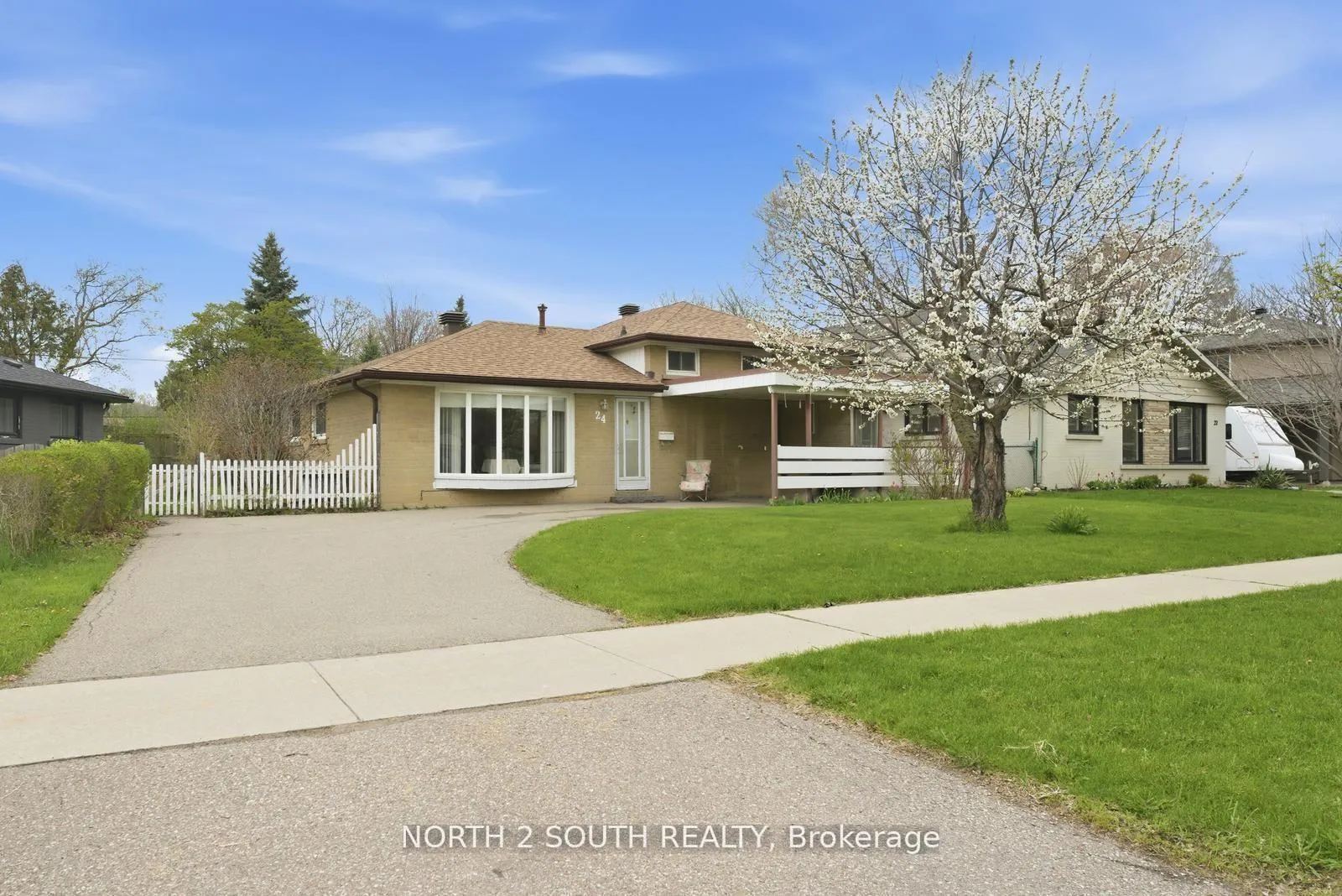 Photo 1 of 24 Vanderbrent Crescent, Etobicoke, Willowridge-Martingrove-Richview — HOMEH