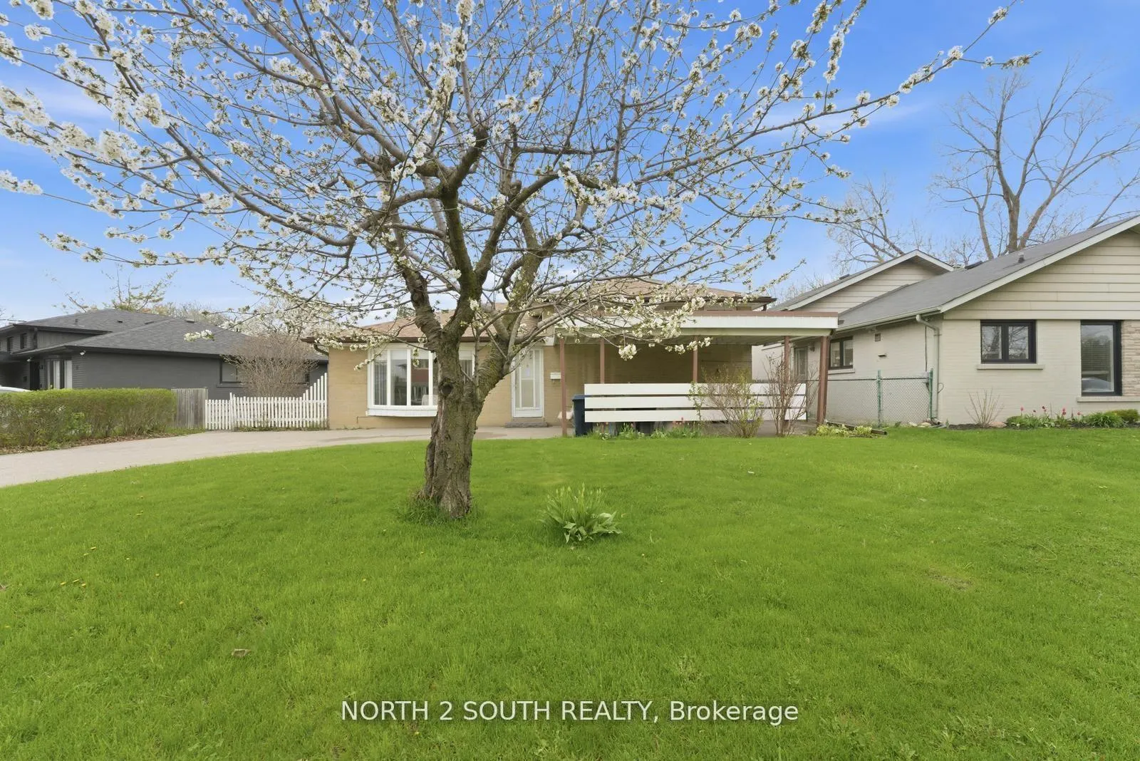 Photo 2 of 24 Vanderbrent Crescent, Etobicoke, Willowridge-Martingrove-Richview — HOMEH