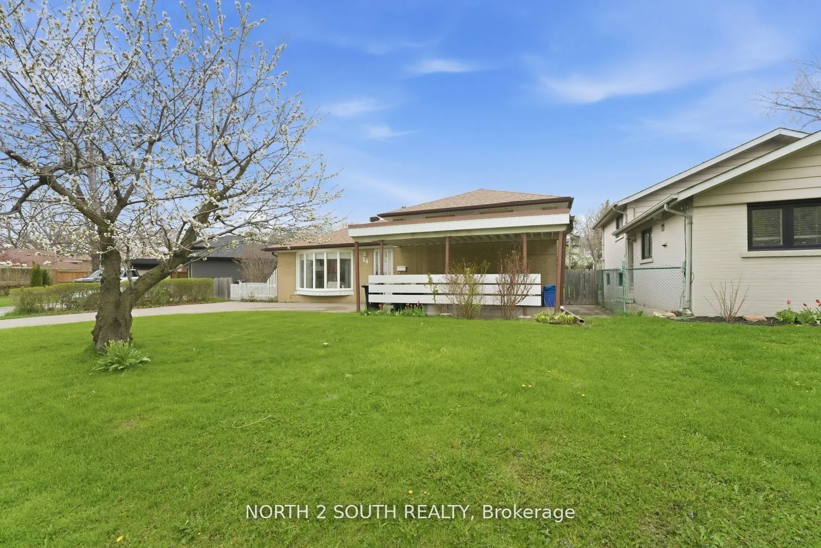 Photo 3 of 24 Vanderbrent Crescent, Etobicoke, Willowridge-Martingrove-Richview — HOMEH