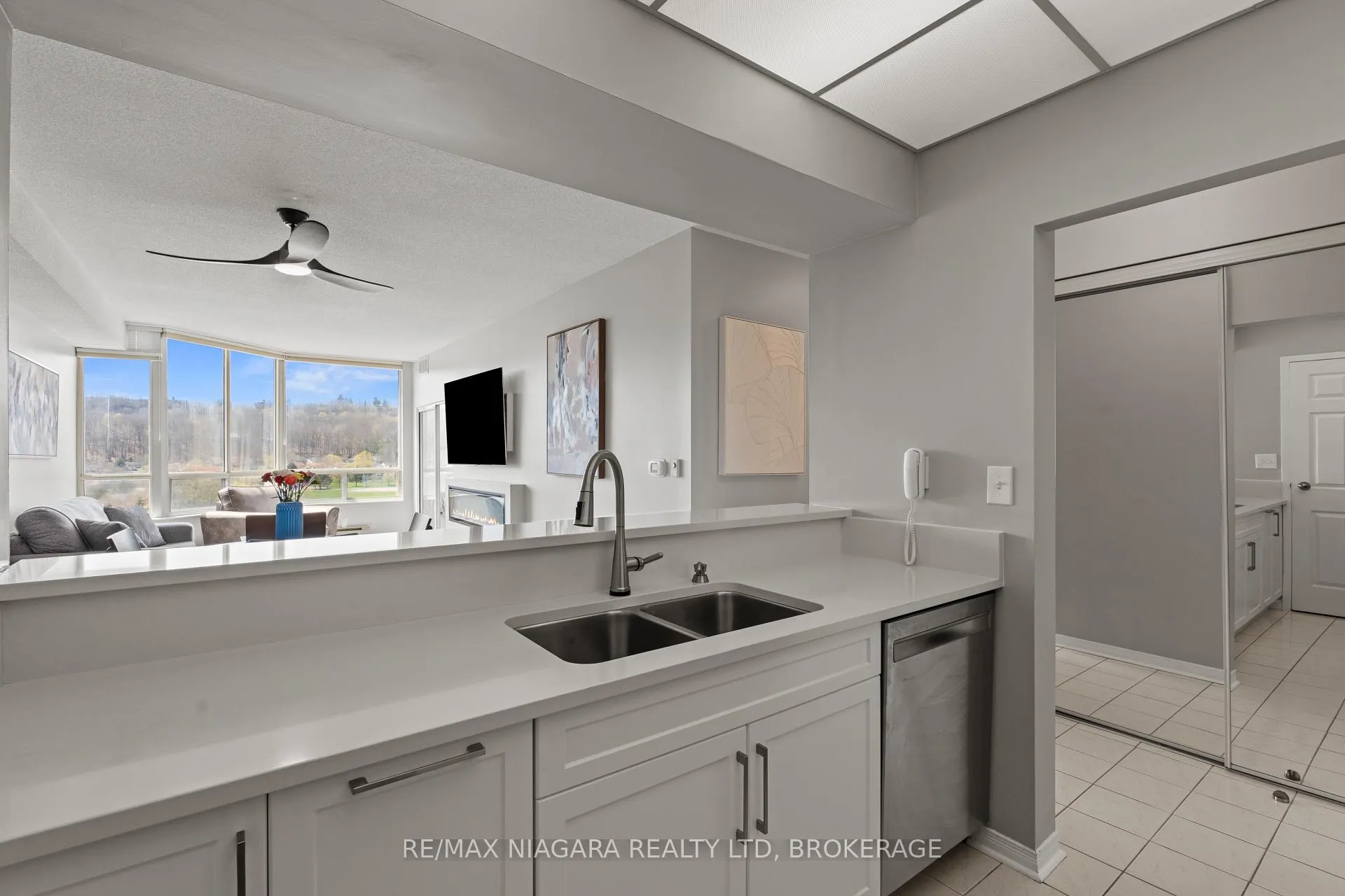 Photo 10 of Unit 703, 495 8 Highway, Hamilton, Stoney Creek — HOMEH