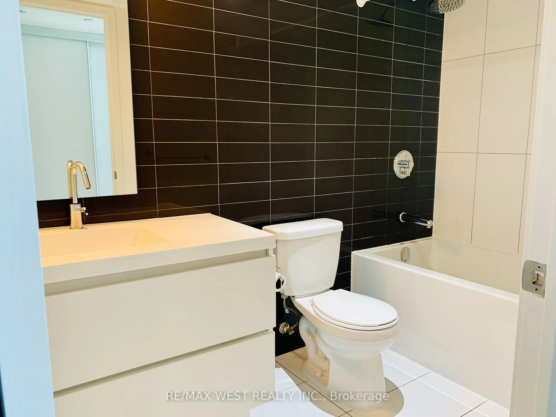 Photo 9 of Unit 2902, 75 Queens Wharf Road, Toronto, Waterfront Communities — HOMEH