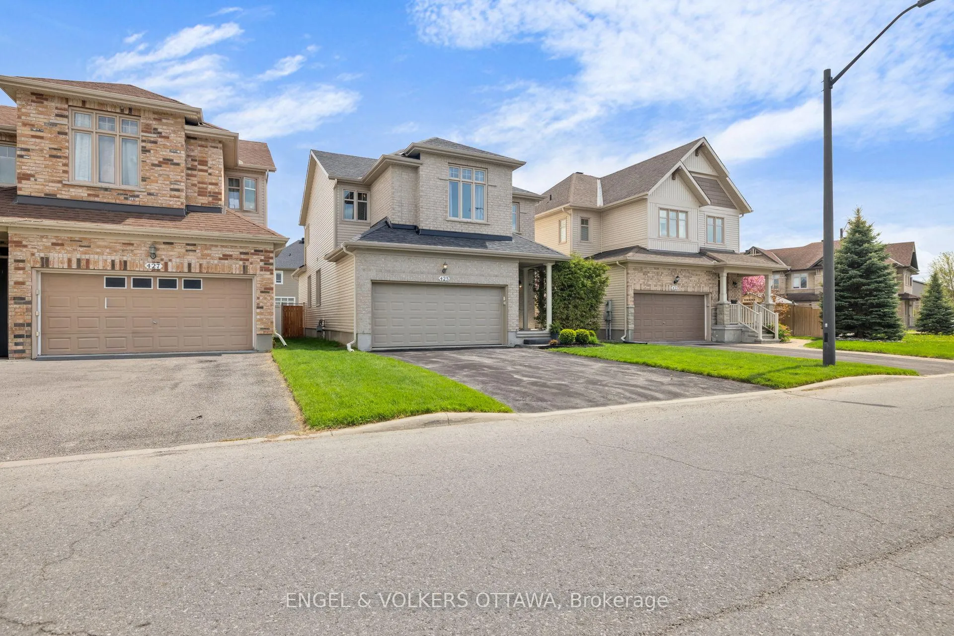 Photo 2 of 425 Cooks Mill Crescent, Ottawa, Riverside South — HOMEH