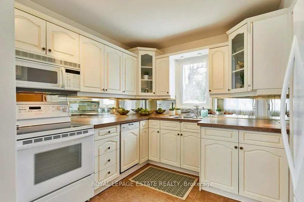 Photo 11 of 138 August Avenue, Scarborough, Oakridge — HOMEH