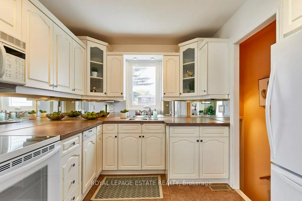 Photo 12 of 138 August Avenue, Scarborough, Oakridge — HOMEH