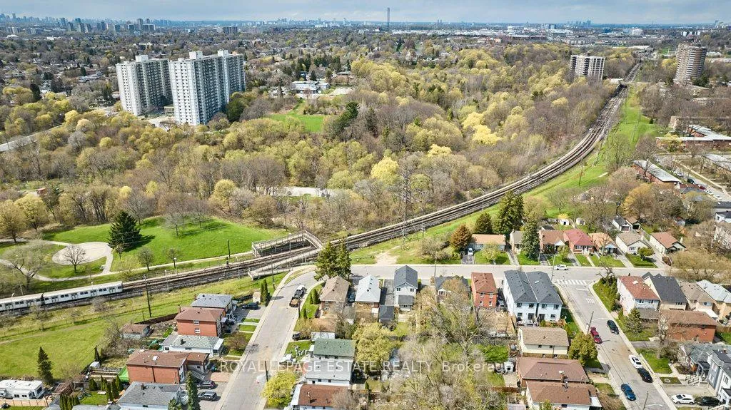 Photo 34 of 138 August Avenue, Scarborough, Oakridge — HOMEH