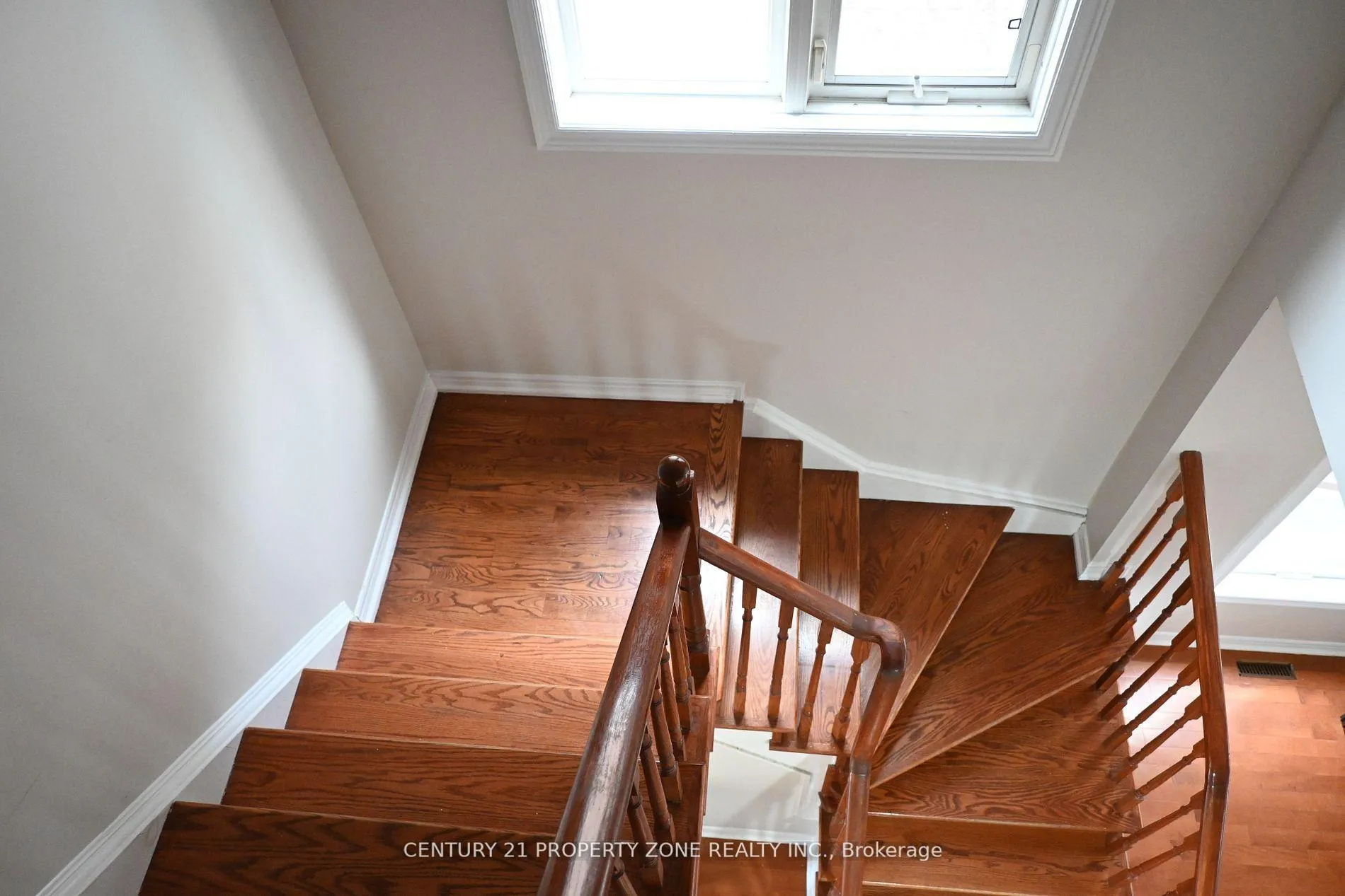 Photo 10 of 39 Harbourtown Crescent, Brampton, Madoc — HOMEH