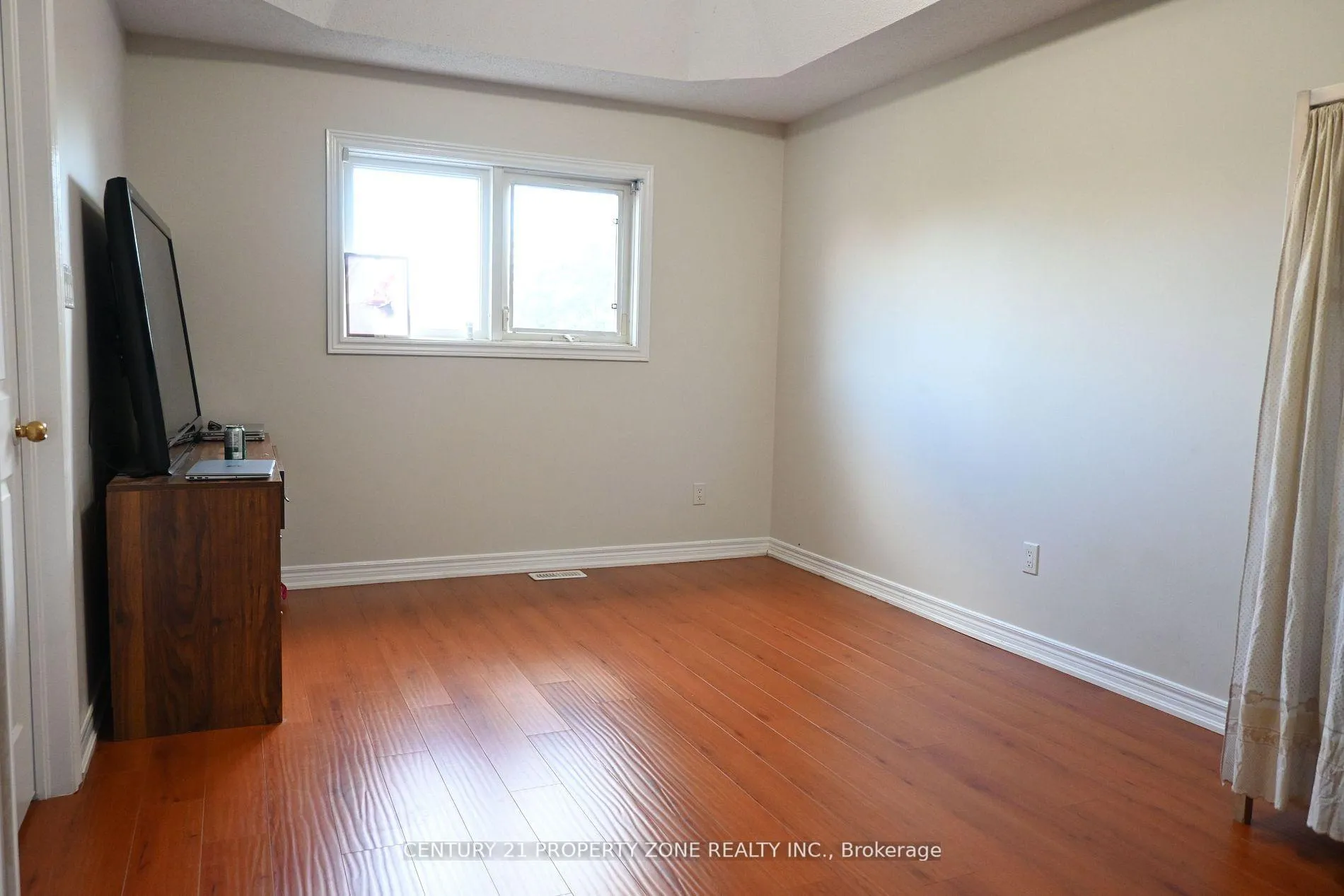 Photo 20 of 39 Harbourtown Crescent, Brampton, Madoc — HOMEH