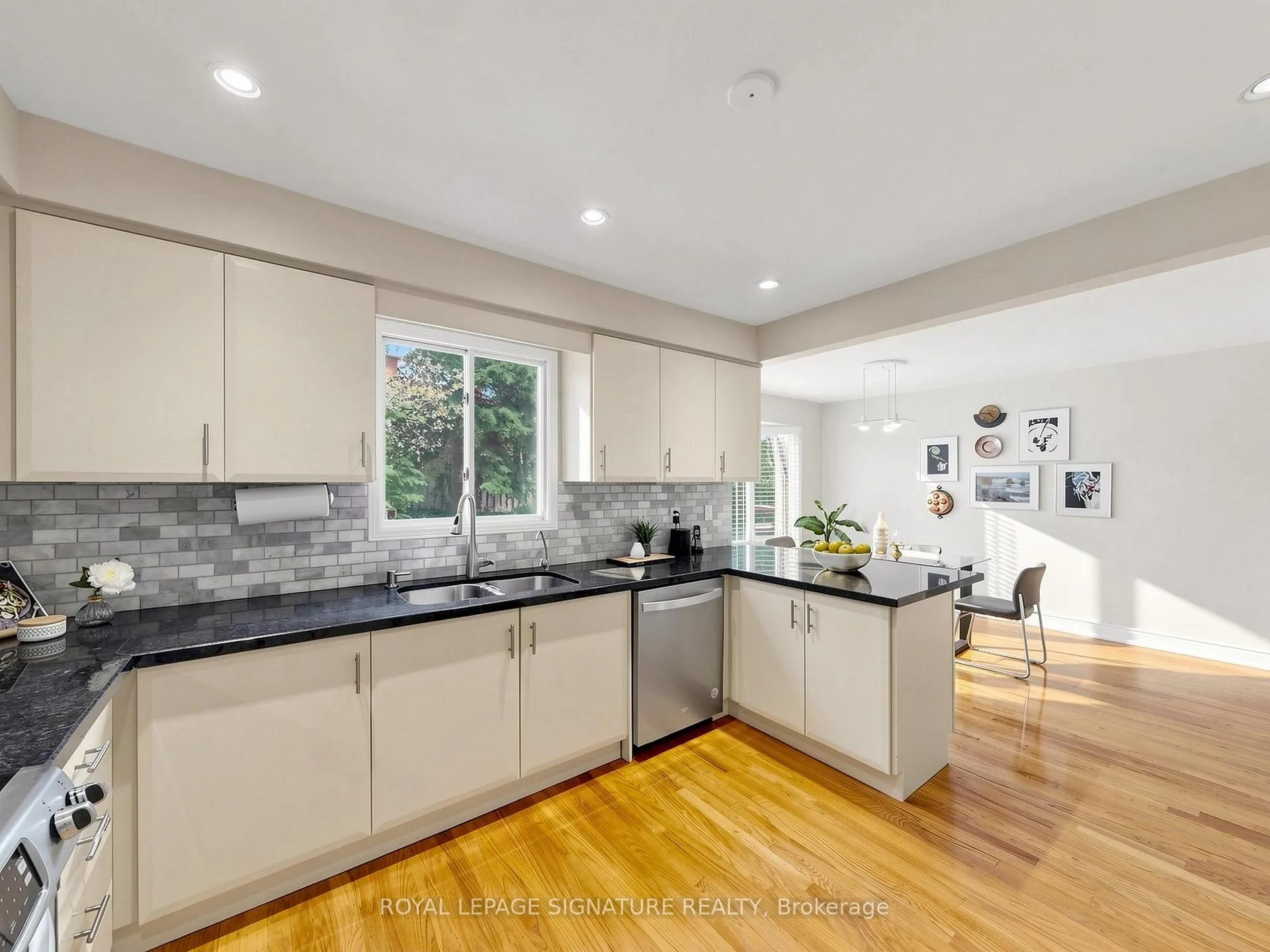 Photo 18 of 41 Prince Edward Boulevard, Markham, Thornlea — HOMEH