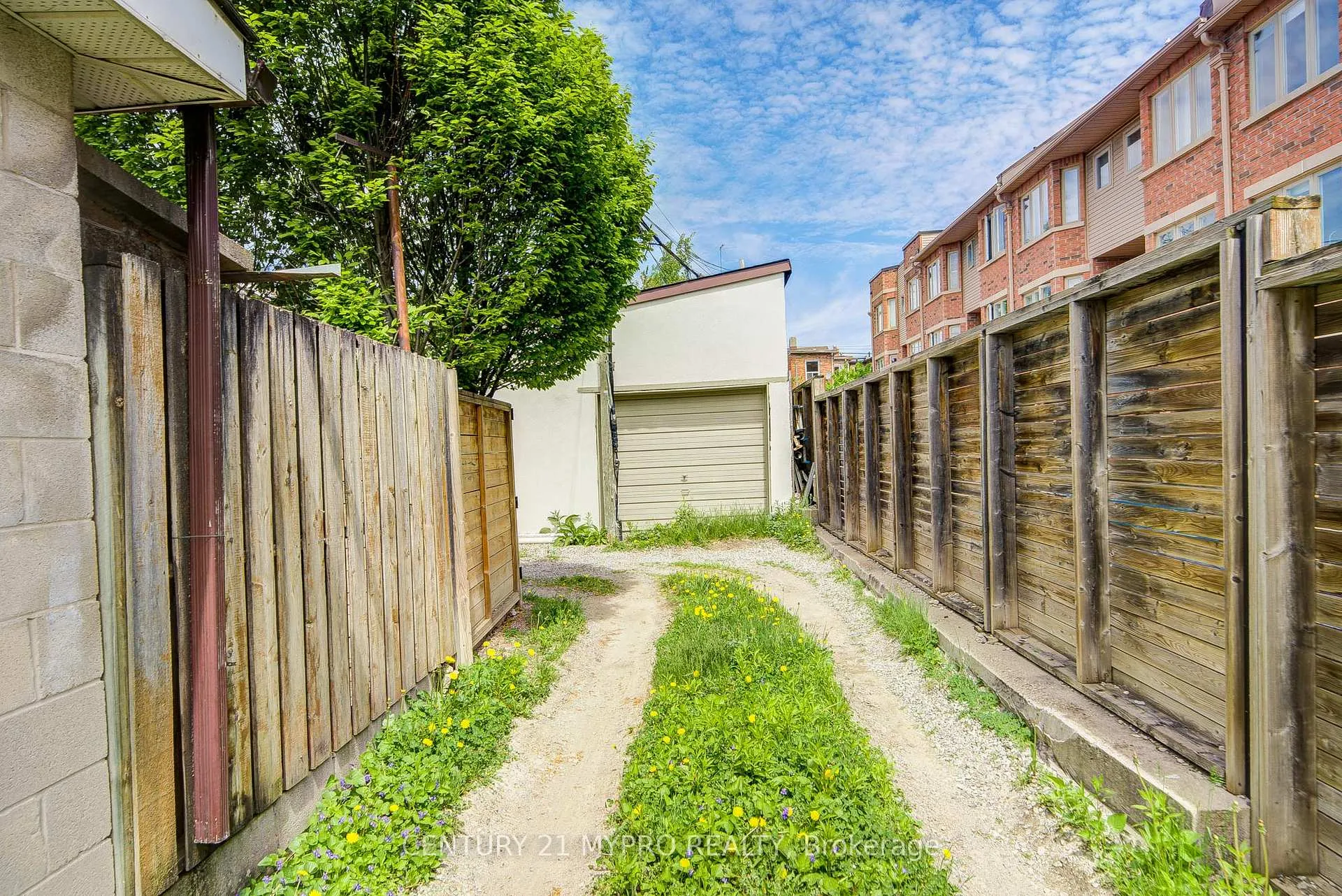 Photo 49 of 211 Bellwoods Avenue, Toronto, Trinity-Bellwoods — HOMEH