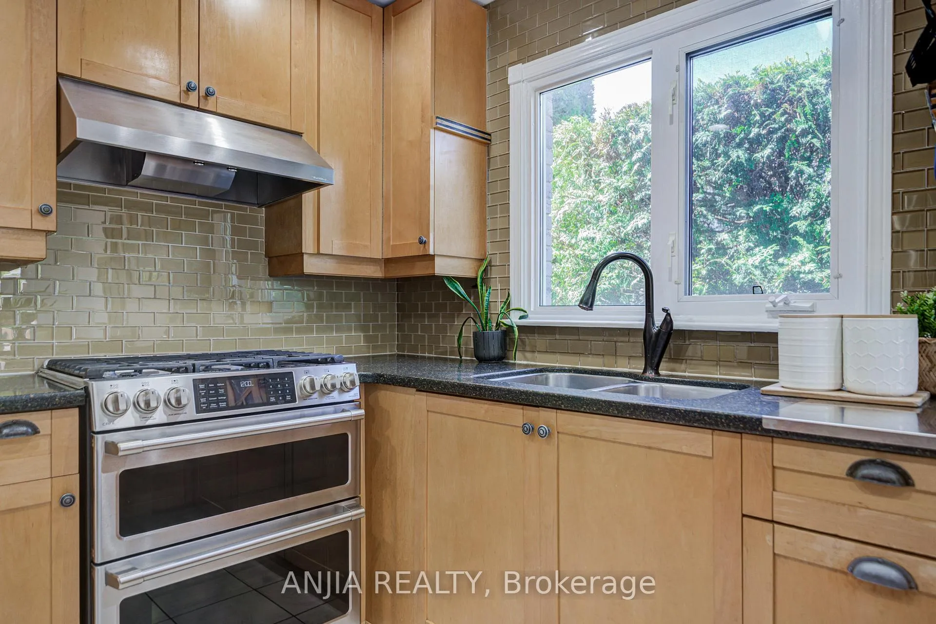 Photo 22 of 182 Carlton Road, Markham, Unionville — HOMEH