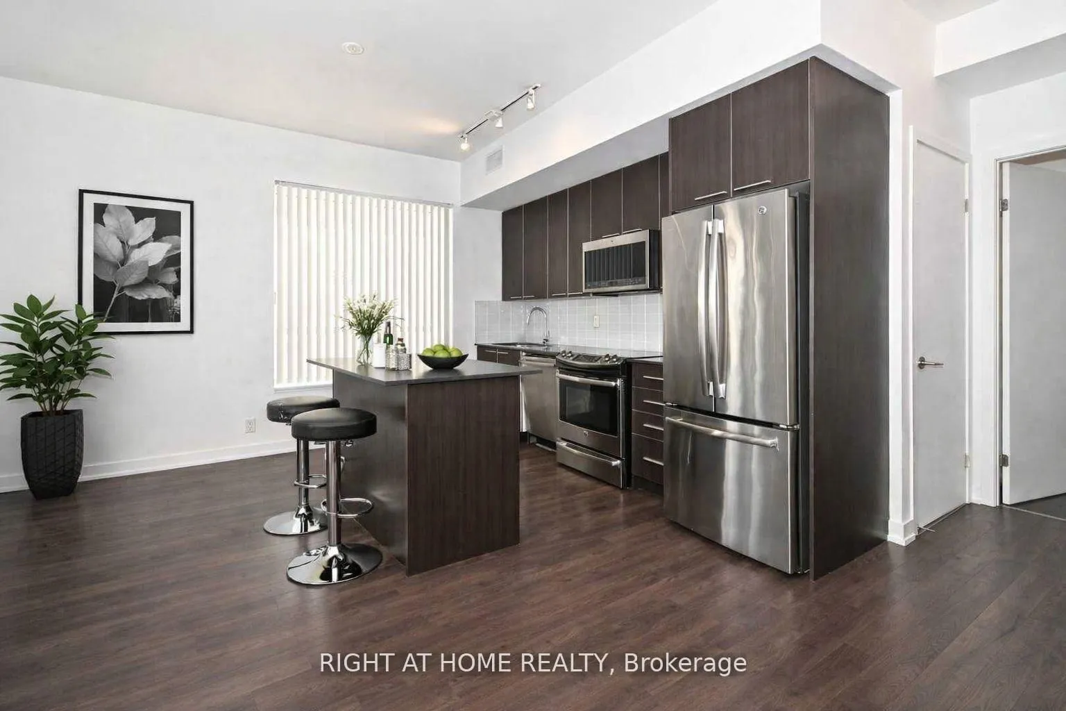Photo 3 of Unit 314, 10 Park Lawn Road, Etobicoke, Mimico — HOMEH