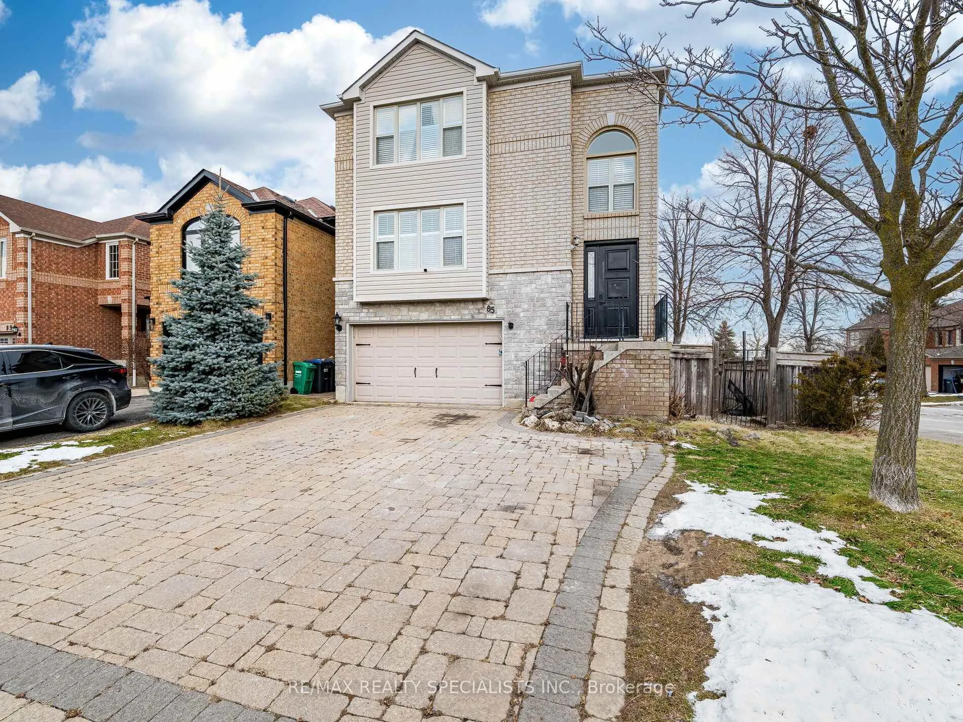 Photo 2 of 85 Forestgrove Circle, Brampton, Heart Lake East — HOMEH
