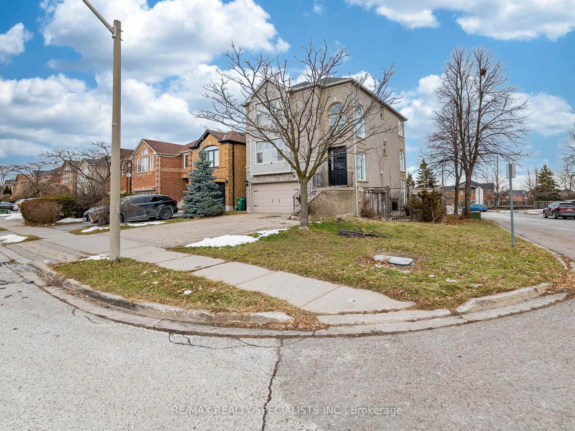 Photo 3 of 85 Forestgrove Circle, Brampton, Heart Lake East — HOMEH