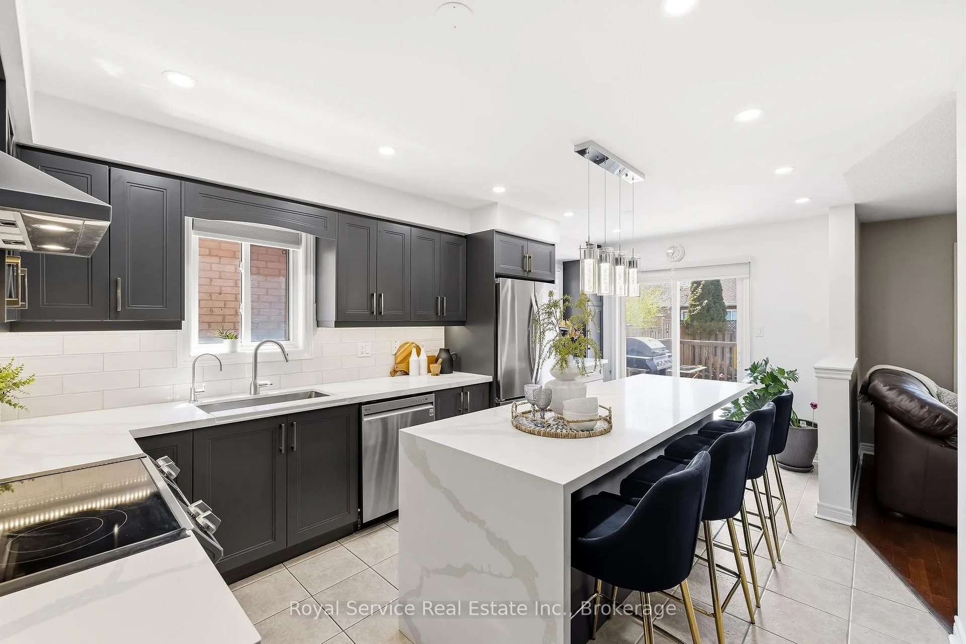 Photo 12 of 101 Rich Crescent, Whitby, Williamsburg — HOMEH