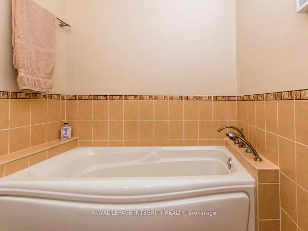 Photo 21 of 55 Overlake Drive, Ottawa, Borden Farm/Stewart Farm/Carleton Heights/Parkwood Hills — HOMEH