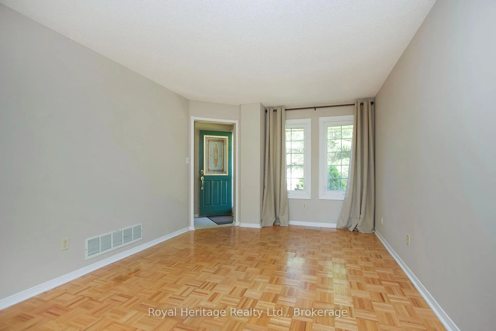 Photo 4 of 27 Furrow Drive, Whitby, Rolling Acres — HOMEH